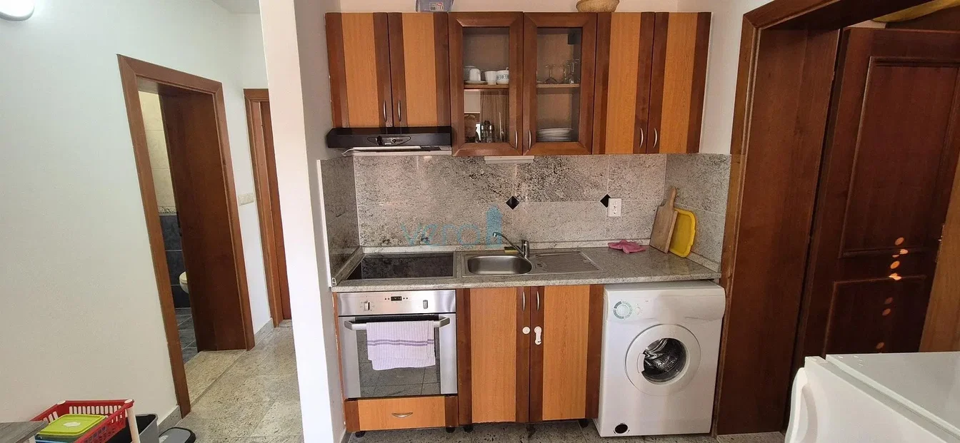 Obývací pokoj; dřevěná podlaha, přirozené světlo, moderní styl, vysoké stropy