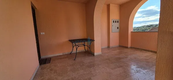 Woonkamer; houten vloer, natuurlijk licht, moderne stijl, hoge plafonds