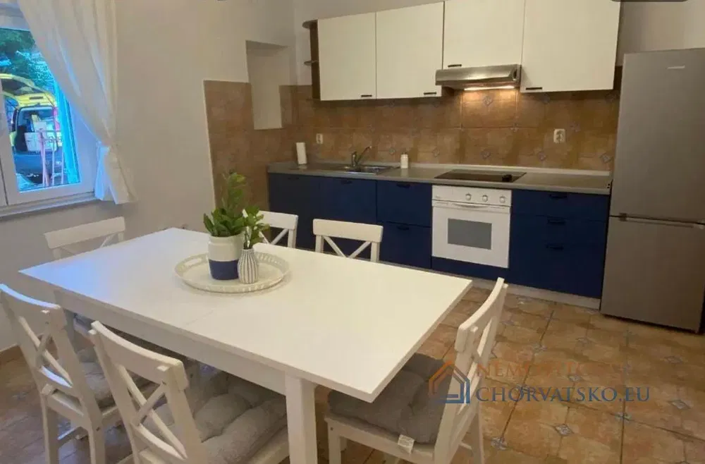 Wohnzimmer; holzboden, tageslicht, moderner stil, hohe decken