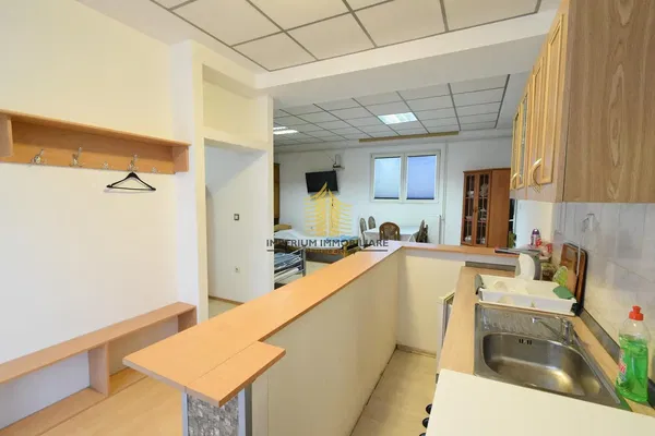 Salon; parquet, lumière naturelle, style moderne, hauteur sous plafond