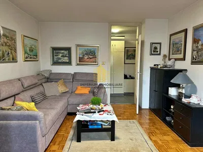 Salon; parquet, lumière naturelle, style moderne, hauteur sous plafond