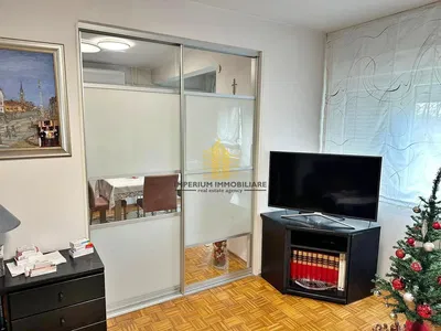 Salon; parquet, lumière naturelle, style moderne, hauteur sous plafond