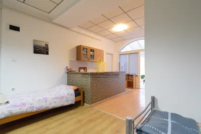 Wohnzimmer; holzboden, tageslicht, moderner stil, hohe decken