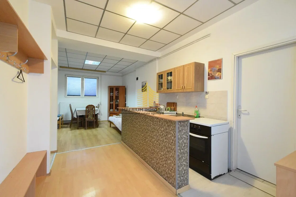 Kuhinja; kuhinjski aparati, drveni pod, prirodno svjetlo, moderni stil, renoviran
