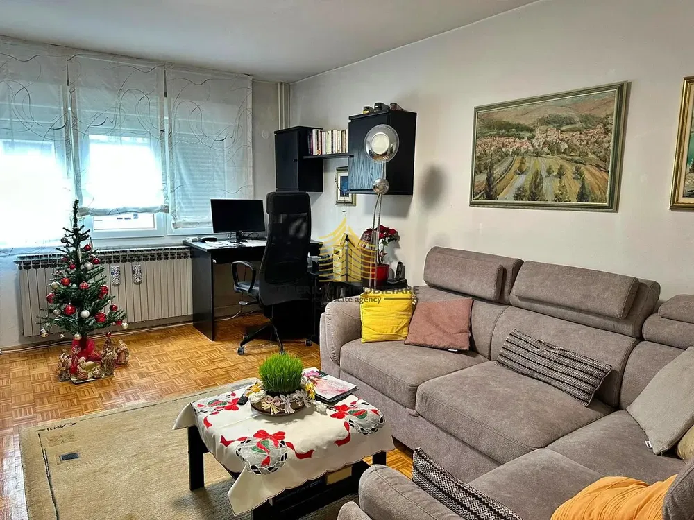 Cuisine; électroménager, parquet, lumière naturelle, style moderne, rénové