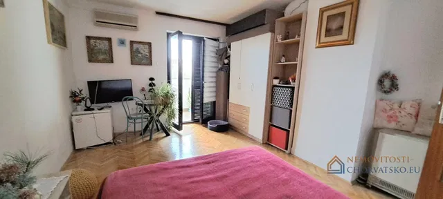 Salon; parquet, lumière naturelle, style moderne, hauteur sous plafond