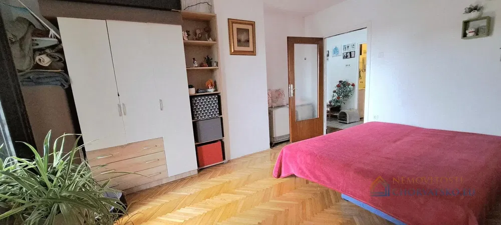 Wohnzimmer; holzboden, tageslicht, moderner stil, hohe decken