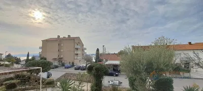 Wohnzimmer; holzboden, tageslicht, moderner stil, hohe decken