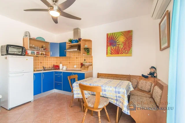 Soggiorno; pavimento in legno, luce naturale, stile moderno, soffitti alti