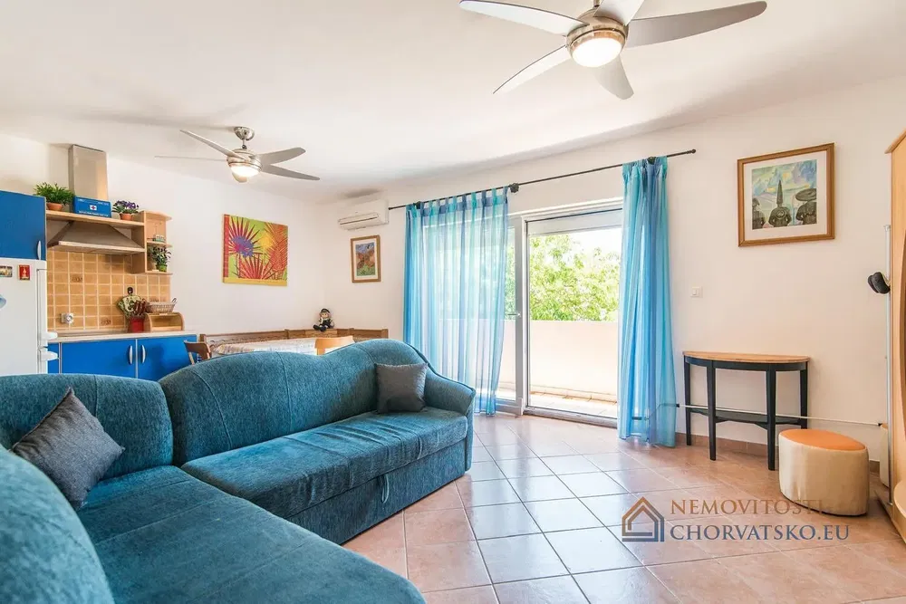 Salon; podłoga drewniana, światło dzienne, styl nowoczesny, wysokie sufity