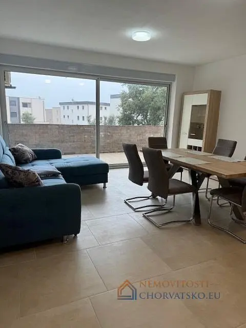 Wohnzimmer; holzboden, tageslicht, moderner stil, hohe decken