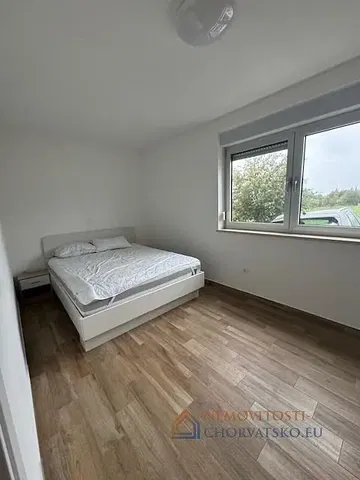 Salon; parquet, lumière naturelle, style moderne, hauteur sous plafond