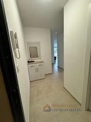 Salon; podłoga drewniana, światło dzienne, styl nowoczesny, wysokie sufity