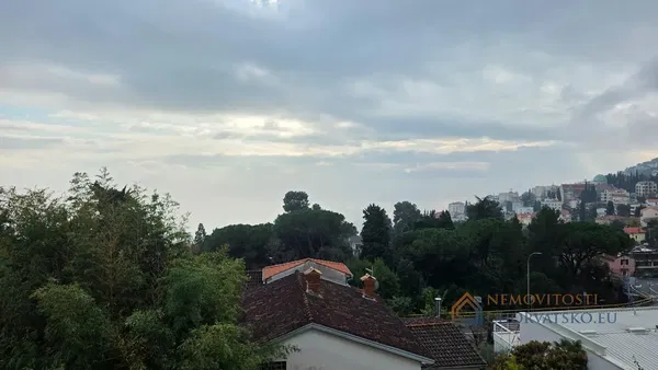 Salon; parquet, lumière naturelle, style moderne, hauteur sous plafond