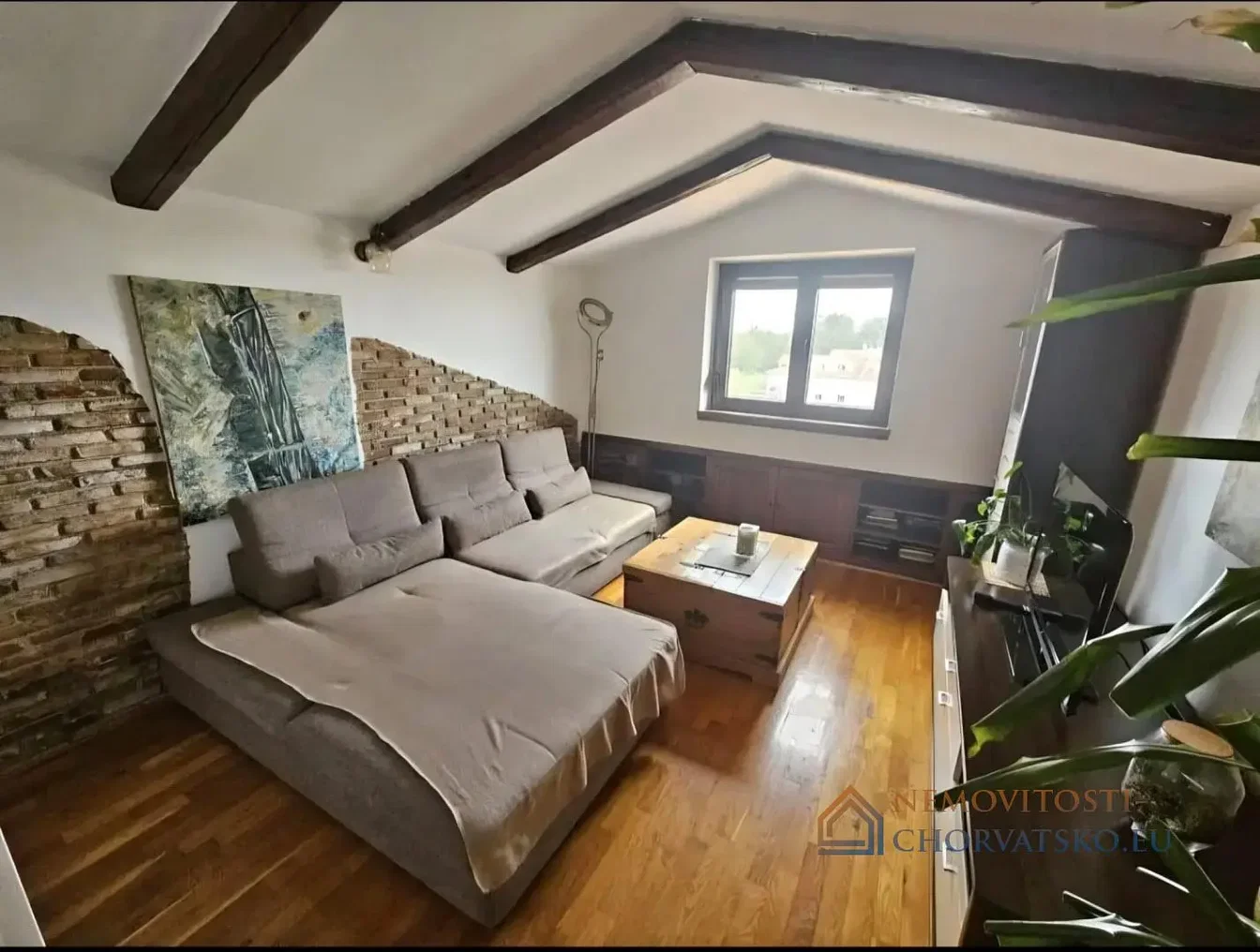 Living room; wood floor, natural light, modern style, high ceiling