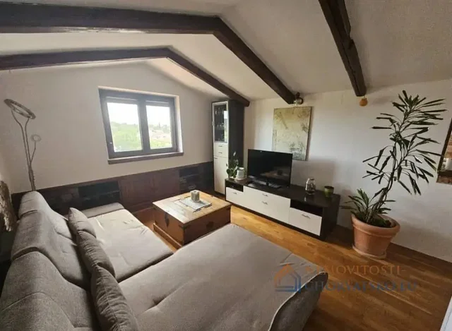 Soggiorno; pavimento in legno, luce naturale, stile moderno, soffitti alti