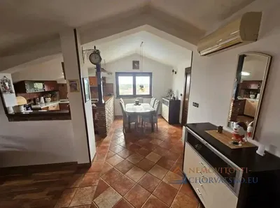 Salon; podłoga drewniana, światło dzienne, styl nowoczesny, wysokie sufity