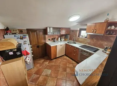 Salon; podłoga drewniana, światło dzienne, styl nowoczesny, wysokie sufity