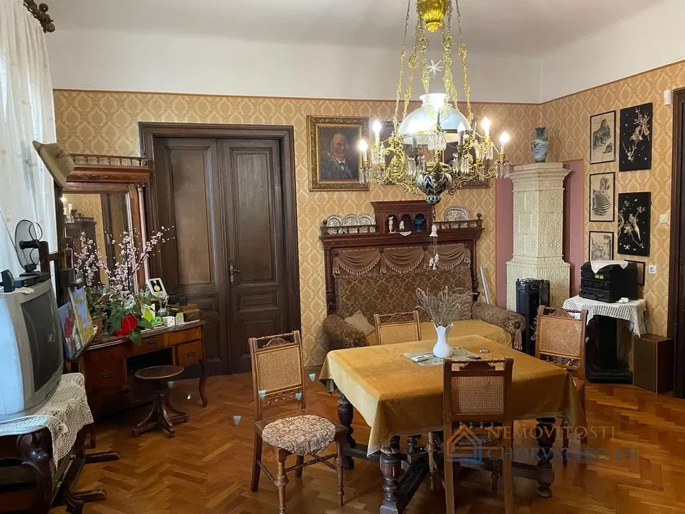 Wohnzimmer; holzboden, tageslicht, moderner stil, hohe decken