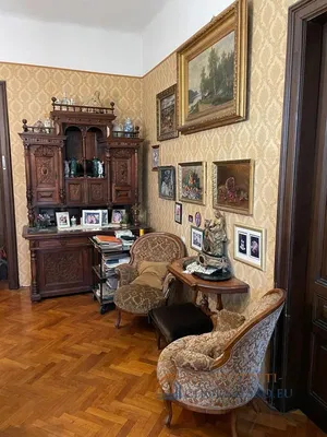 Хол; естествена светлина, дървен под, модерен стил