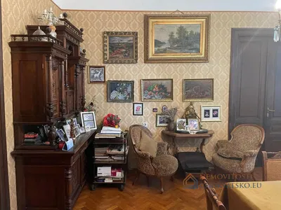 Хол; дървен под, естествена светлина, модерен стил, високи тавани