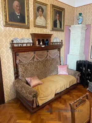 Хол; дървен под, естествена светлина, модерен стил, високи тавани