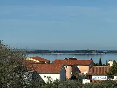 Wohnzimmer; holzboden, tageslicht, moderner stil, hohe decken