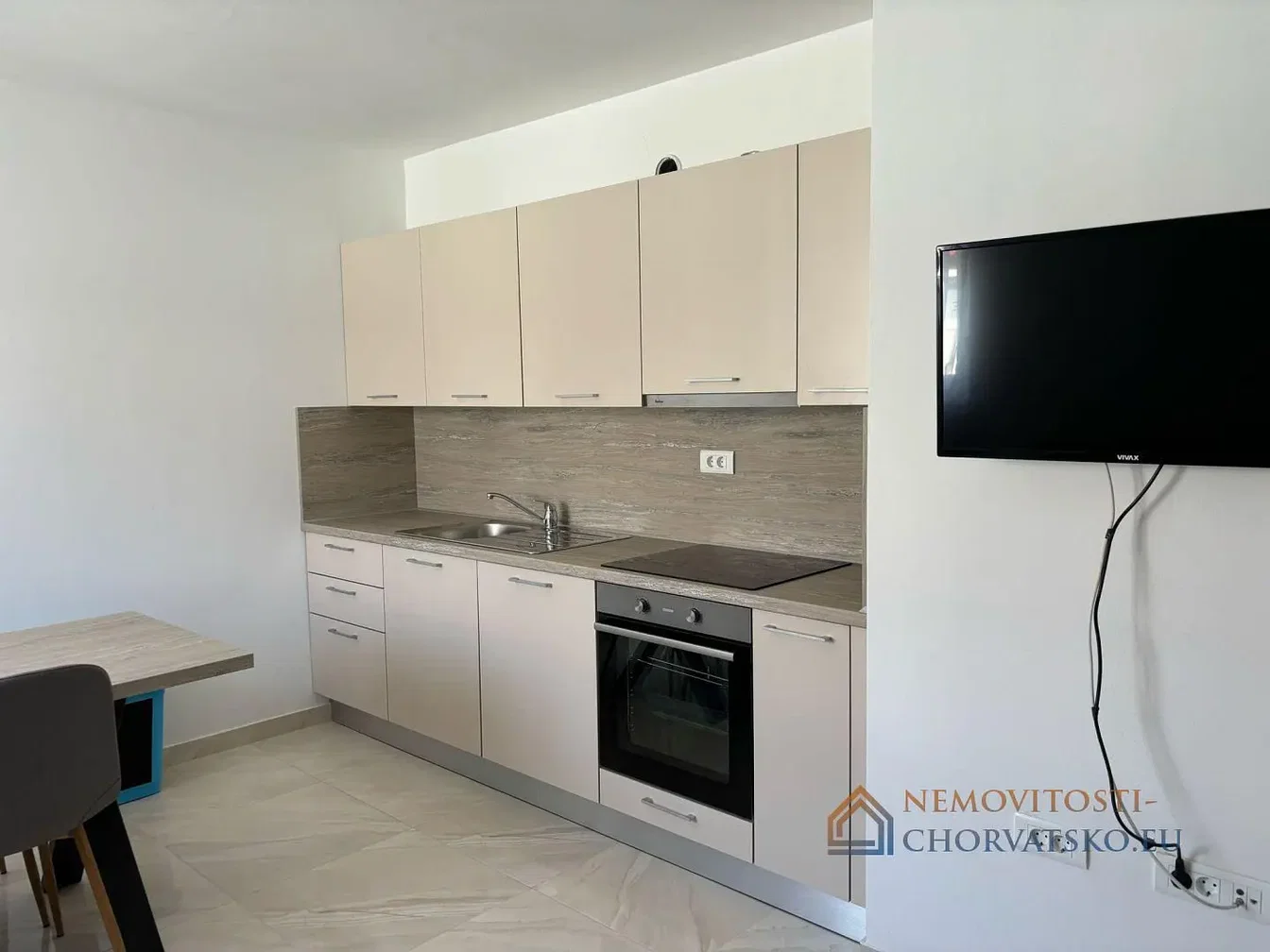 Obývací pokoj; dřevěná podlaha, přirozené světlo, moderní styl, vysoké stropy