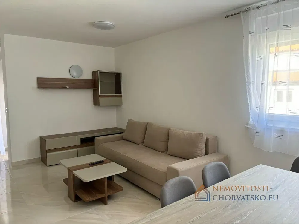 Wohnzimmer; holzboden, tageslicht, moderner stil, hohe decken