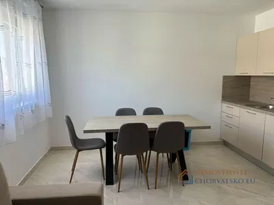 Wohnzimmer; holzboden, tageslicht, moderner stil, hohe decken