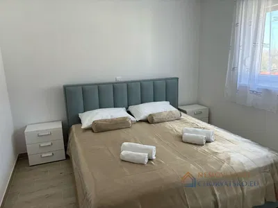 Wohnzimmer; holzboden, tageslicht, moderner stil, hohe decken