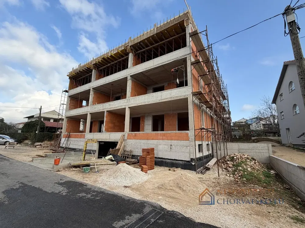 Woonkamer; houten vloer, natuurlijk licht, moderne stijl, hoge plafonds