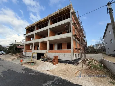 Woonkamer; houten vloer, natuurlijk licht, moderne stijl, hoge plafonds