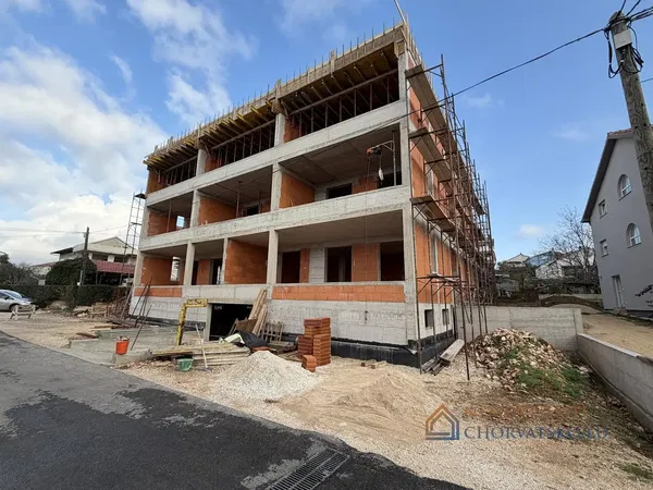 Woonkamer; houten vloer, natuurlijk licht, moderne stijl, hoge plafonds