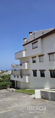 Wohnzimmer; holzboden, tageslicht, moderner stil, hohe decken