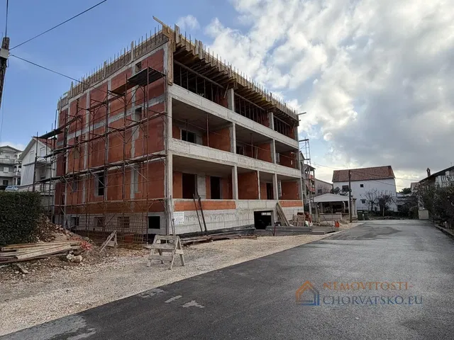 Wohnzimmer; holzboden, tageslicht, moderner stil, hohe decken