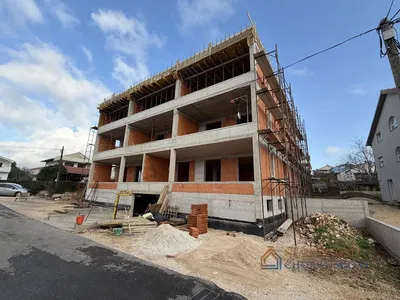 Woonkamer; houten vloer, natuurlijk licht, moderne stijl, hoge plafonds