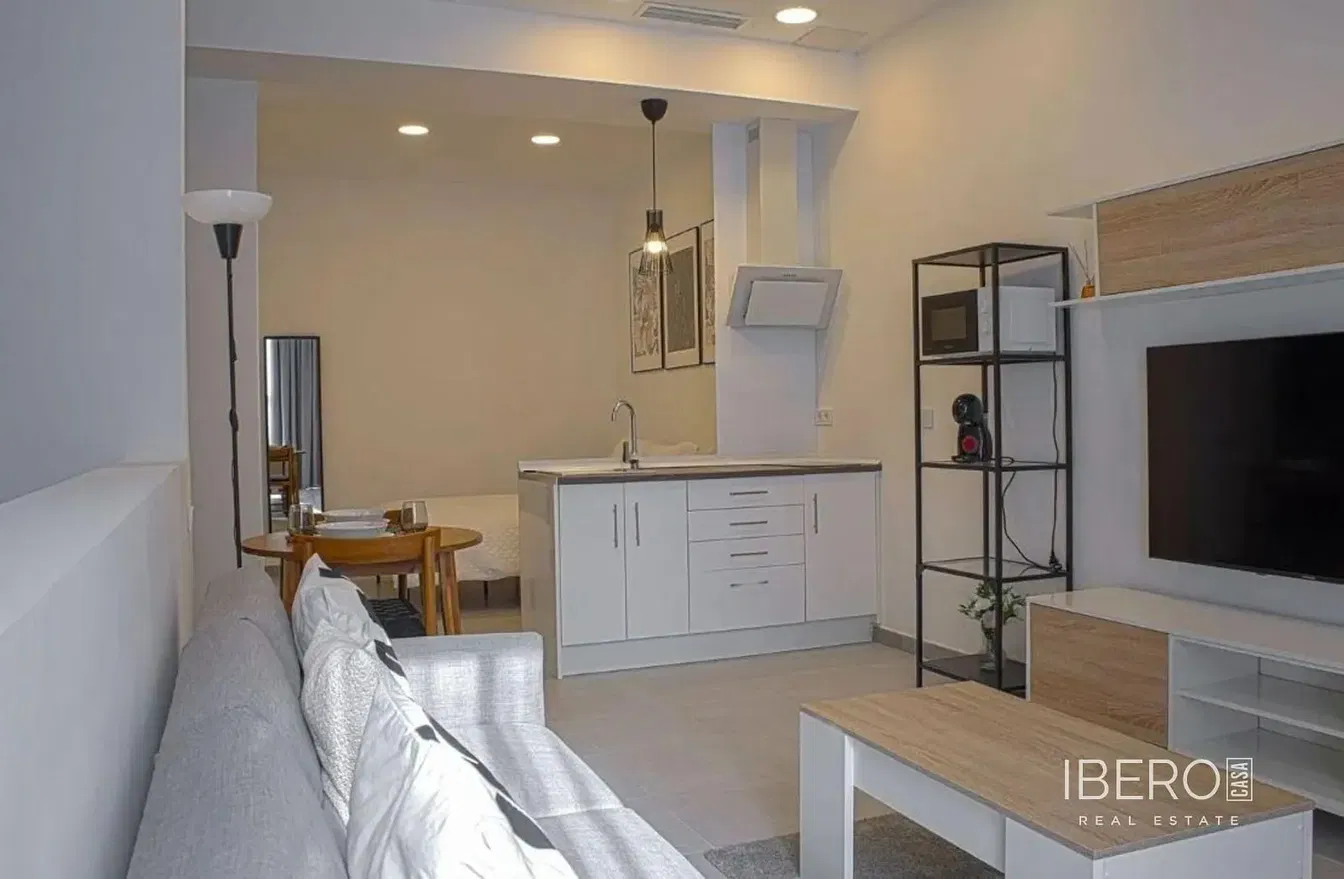 Wohnzimmer; holzboden, tageslicht, moderner stil, hohe decken