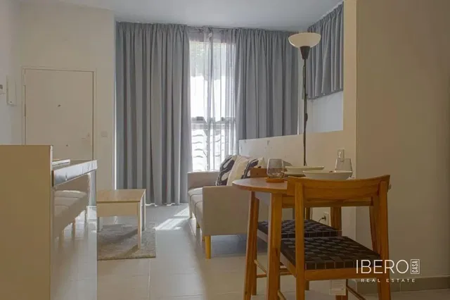 Wohnzimmer; holzboden, tageslicht, moderner stil, hohe decken