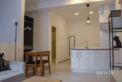 Wohnzimmer; holzboden, tageslicht, moderner stil, hohe decken