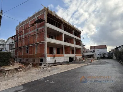 Woonkamer; natuurlijk licht, houten vloer, moderne stijl, hoge plafonds