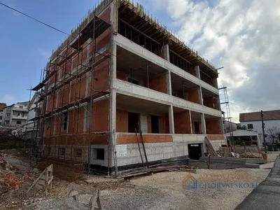 Woonkamer; houten vloer, natuurlijk licht, moderne stijl, hoge plafonds