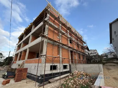 Woonkamer; houten vloer, natuurlijk licht, moderne stijl, hoge plafonds