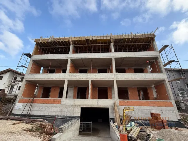 Wohnzimmer; holzboden, tageslicht, moderner stil, hohe decken