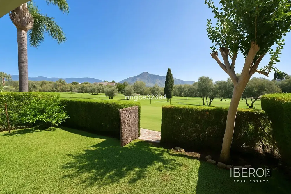 Σαλόνι; ξύλινο πάτωμα, φυσικό φως, μοντέρνο στυλ, ψηλά ταβάνια