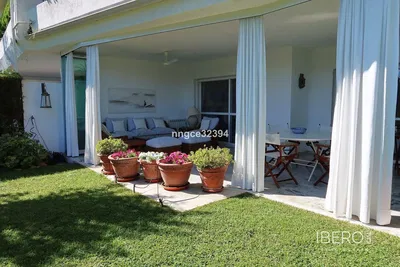 Σαλόνι; ξύλινο πάτωμα, φυσικό φως, μοντέρνο στυλ, ψηλά ταβάνια