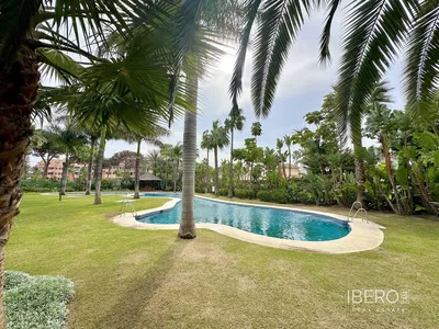 Soggiorno; luce naturale, pavimento in legno, stile moderno, soffitti alti