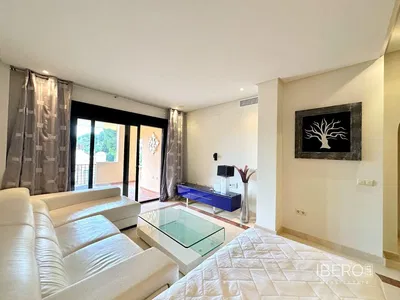 Soggiorno; pavimento in legno, luce naturale, stile moderno, soffitti alti