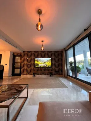 Soggiorno; pavimento in legno, luce naturale, stile moderno, soffitti alti