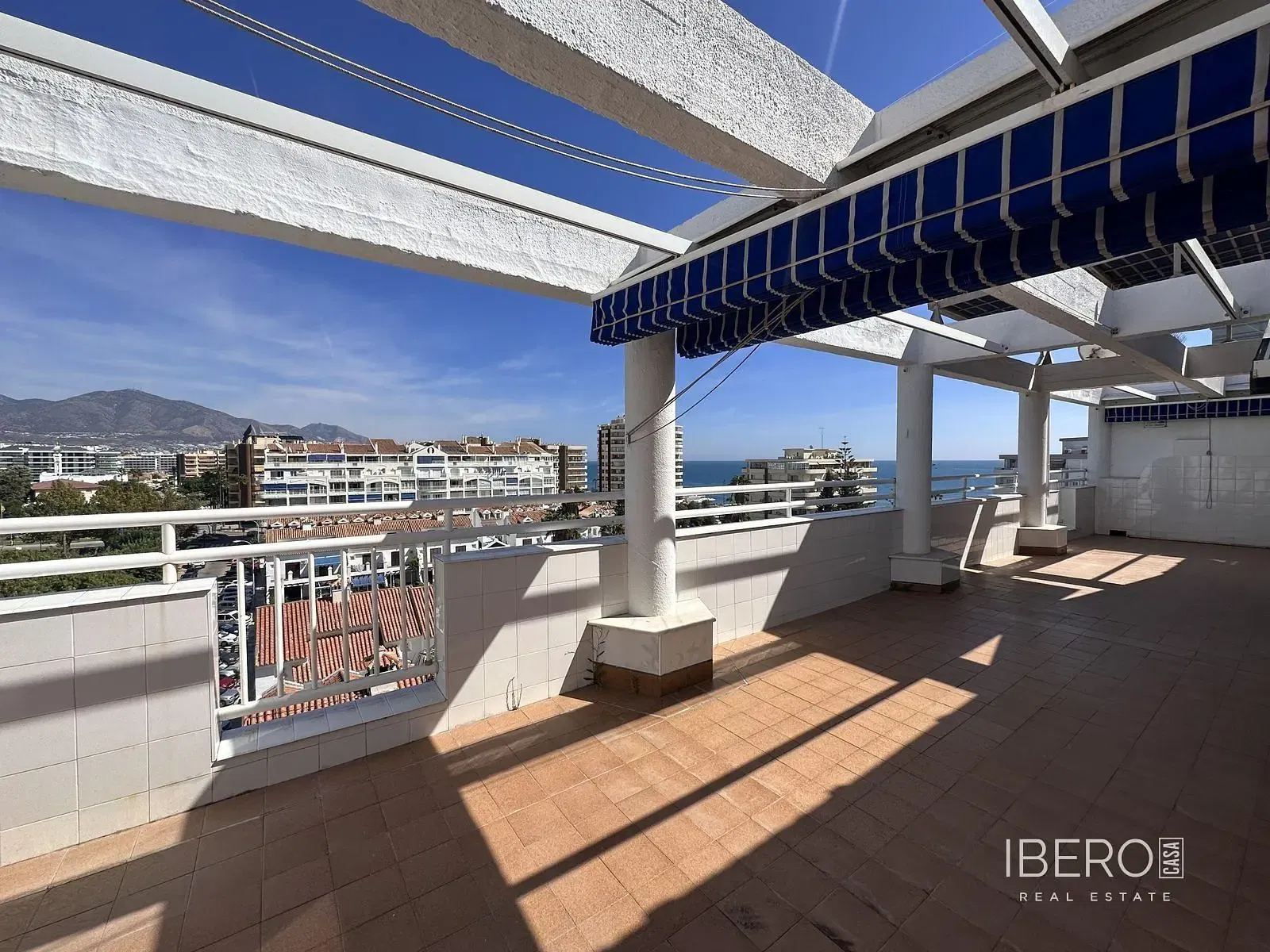 Soggiorno; pavimento in legno, luce naturale, stile moderno, soffitti alti